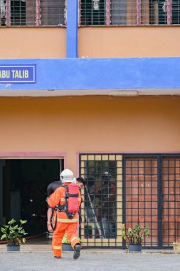 Muadzam Şah, Malezya - 10 Ağustos 2023: İtfaiyeciler 2023 Ajanslar Arası Felaket Eğitim Programı 'nda bir yangın tatbikatında yaralı bir genci kurtardılar