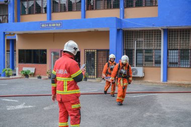 Muadzam Şah, Malezya - 10 Ağustos 2023: İtfaiyeciler 2023 Ajanslar Arası Felaket Eğitim Programı 'nda bir yangın tatbikatında yaralı bir genci kurtardılar