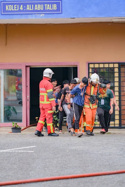 Muadzam Shah Malaysia August 2023 Feuerwehrleute Retten Einen Verletzten Jungen Stockbild