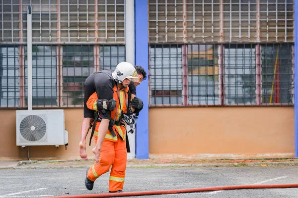 Muadzam Shah Malaysia August 2023 Feuerwehrleute Retten Einen Verletzten Jungen lizenzfreie Stockbilder