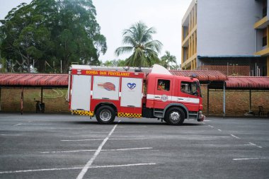 Muadzam Şah, Malezya - 10 Ağustos 2023: İtfaiyeci bir ateşe suyla saldırıyor. İtfaiyeci ekibi, 2023 Ajanslar Arası Felaket Eğitim Programı 'nda yangın tatbikatı sırasında çalışıyor.