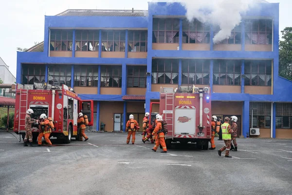 Muadzam Shah Malaysia August 2023 Feuerwehrmann Greift Ein Feuer Mit Stockbild
