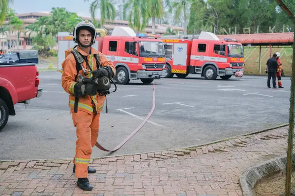 Muadzam Şah Malezya Ağustos 2023 Tfaiyeci Bir Ateşe Suyla Saldırıyor Stok Fotoğraf