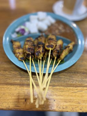 Malezya tavuğu satay ya da hindistan cevizi sambal, pirinç küpü ve fıstık sosuyla doymuş. 