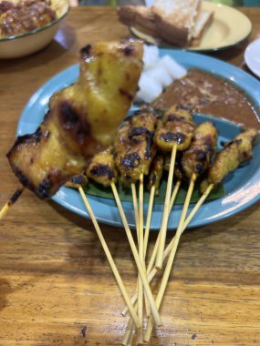 Malezya tavuğu satay ya da hindistan cevizi sambal, pirinç küpü ve fıstık sosuyla doymuş. 