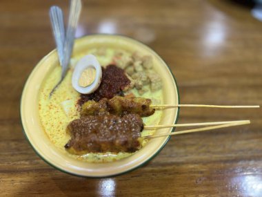 Malezya tavuğu satay ya da hindistan cevizi sambal, pirinç küpü ve fıstık sosuyla doymuş. 