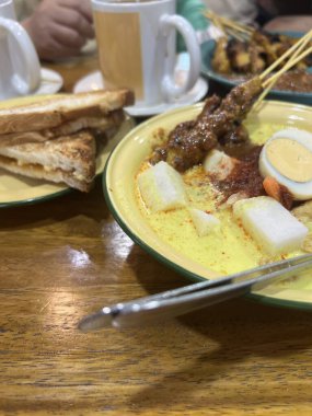 lontong sayur. çorba ile pirinç kek