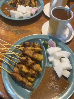 Malezya tavuğu satay ya da hindistan cevizi sambal, pirinç küpü ve fıstık sosuyla doymuş. 