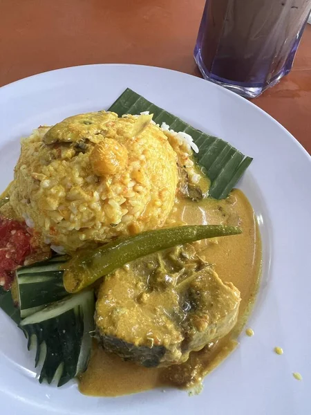 Yakın plan Nasi Berlauk Viral Kelantan