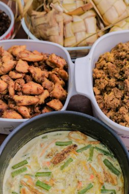 Ketupat tipik Hari Raya, Rendang, Lodeh ve Sambal Goreng ile görev yaptı. Kurban Bayramı sırasında özel yemekler, özellikle Malezya 'da.