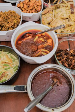 Ketupat tipik Hari Raya, Rendang, Lodeh ve Sambal Goreng ile görev yaptı. Kurban Bayramı sırasında özel yemekler, özellikle Malezya 'da.