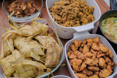 Ketupat tipik Hari Raya, Rendang, Lodeh ve Sambal Goreng ile görev yaptı. Kurban Bayramı sırasında özel yemekler, özellikle Malezya 'da.