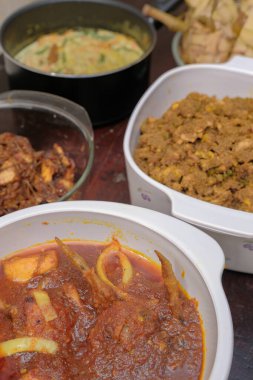 Ketupat tipik Hari Raya, Rendang, Lodeh ve Sambal Goreng ile görev yaptı. Kurban Bayramı sırasında özel yemekler, özellikle Malezya 'da.