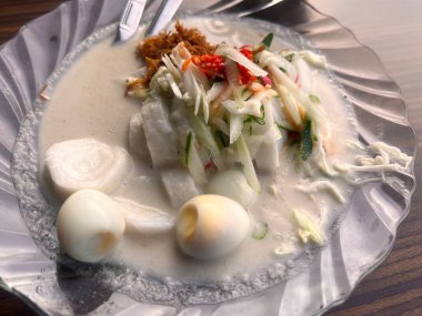 Laksam, Hindistan cevizi et suyu ve balık ile özel şehriye. Asya geleneksel mutfağı.