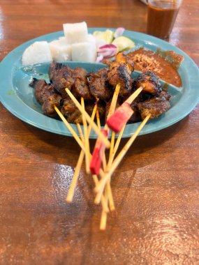 Biftek satay masada servis edilir. Satay, Malezya 'nın en sevdiği yiyecektir.