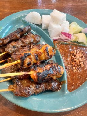 Biftek satay masada servis edilir. Satay, Malezya 'nın en sevdiği yiyecektir.