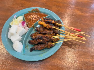 Biftek satay masada servis edilir. Satay, Malezya 'nın en sevdiği yiyecektir.