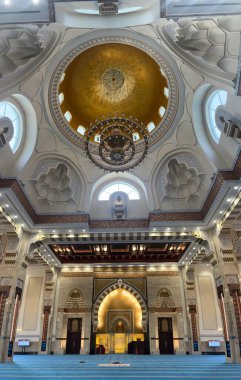 Sri Sendayan Camii, Seremban, Negeri Sembilan, Malezya 'daki güzel dua salonu manzarası.