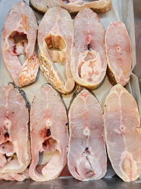 Pazarda taze balık ve deniz ürünleri var.