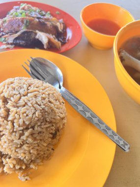 Malezya yerel mutfağı 'nasi ayam' veya tavuk pilavı olarak bilinir.