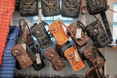 Hatyai, Tayland - 1 Kasım 2024: Boyalı Timsah Derisi, Timsah Timsahı ve Timsah klasik deri ürünleri Hatyai, Tayland 'da satışa sunuldu.