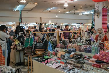 Hatyai, Tayland - 1 Kasım 2024: Tayland 'ın Hatyai kentindeki Nora Plaza' da bir timsah derisi dükkanı