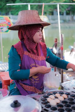 Hatyai, Tayland - 2 Kasım 2024: Tekne Satıcısı Güney Tayland 'da Hatyai' nin Klong Hae Yüzen Pazarı 'nda yiyecek satıyor