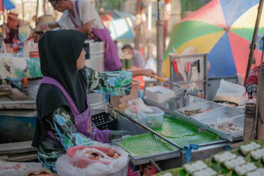 Hatyai, Tayland - 2 Kasım 2024: Tekne Satıcısı Güney Tayland 'da Hatyai' nin Klong Hae Yüzen Pazarı 'nda yiyecek satıyor