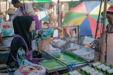 Hatyai, Tayland - 2 Kasım 2024: Tekne Satıcısı Güney Tayland 'da Hatyai' nin Klong Hae Yüzen Pazarı 'nda yiyecek satıyor
