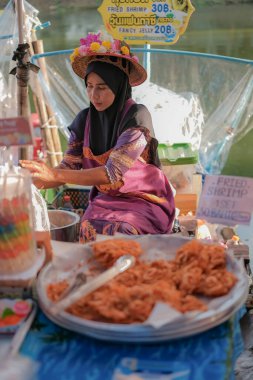 Hatyai, Tayland - 2 Kasım 2024: Tekne Satıcısı Güney Tayland 'da Hatyai' nin Klong Hae Yüzen Pazarı 'nda yiyecek satıyor