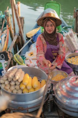 Hatyai, Tayland - 2 Kasım 2024: Tekne Satıcısı Güney Tayland 'da Hatyai' nin Klong Hae Yüzen Pazarı 'nda yiyecek satıyor
