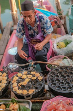 Hatyai, Tayland - 2 Kasım 2024: Tekne Satıcısı Güney Tayland 'da Hatyai' nin Klong Hae Yüzen Pazarı 'nda yiyecek satıyor
