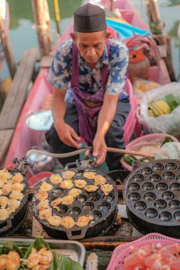 Hatyai, Tayland - 2 Kasım 2024: Tekne Satıcısı Güney Tayland 'da Hatyai' nin Klong Hae Yüzen Pazarı 'nda yiyecek satıyor