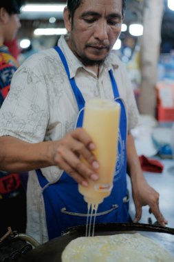 Hatyai, Tayland - 2 Kasım 2024: Tekne Satıcısı Güney Tayland 'da Hatyai' nin Klong Hae Yüzen Pazarı 'nda yiyecek satıyor