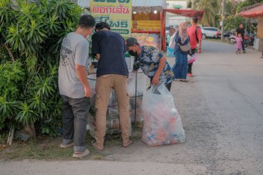 Hatyai, Tayland - 2 Kasım 2024: Tekne Satıcısı Güney Tayland 'da Hatyai' nin Klong Hae Yüzen Pazarı 'nda yiyecek satıyor