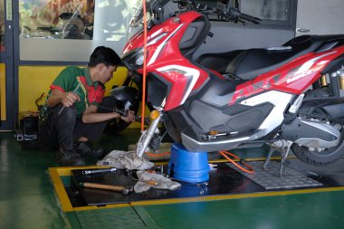 Segamat, Malezya - 3. Şube, 2024: Segamat 'ta bir motosikleti tamir eden tamirci.