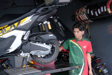Segamat, Malezya - 3. Şube, 2024: Segamat 'ta bir motosikleti tamir eden tamirci.