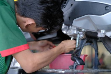 Segamat, Malezya - 3. Şube, 2024: Segamat 'ta bir motosikleti tamir eden tamirci.