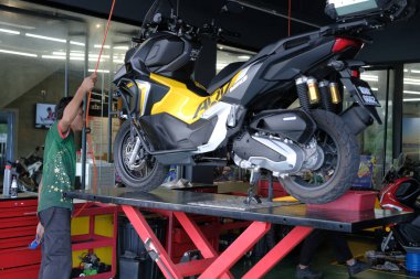 Segamat, Malezya - 3. Şube, 2024: Segamat 'ta bir motosikleti tamir eden tamirci.