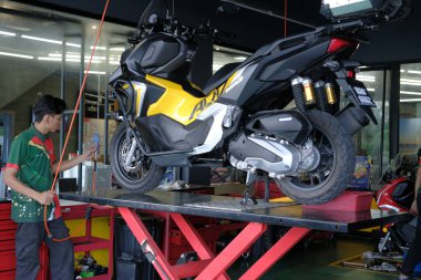 Segamat, Malezya - 3. Şube, 2024: Segamat 'ta bir motosikleti tamir eden tamirci.