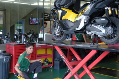 Segamat, Malezya - 3. Şube, 2024: Segamat 'ta bir motosikleti tamir eden tamirci.