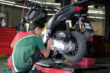 Segamat, Malezya - 3. Şube, 2024: Segamat 'ta bir motosikleti tamir eden tamirci.