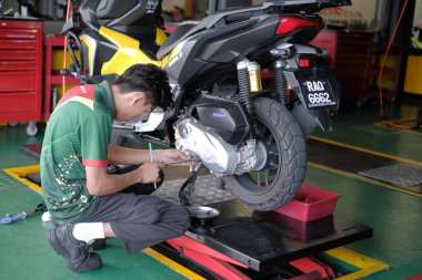 Segamat, Malezya - 3. Şube, 2024: Segamat 'ta bir motosikleti tamir eden tamirci.