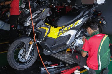 Segamat, Malezya - 3. Şube, 2024: Segamat 'ta bir motosikleti tamir eden tamirci.
