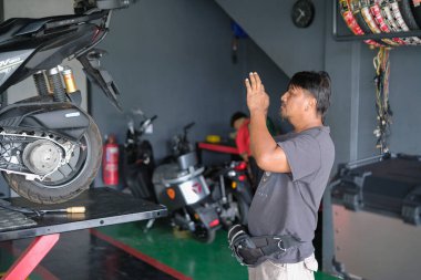 Segamat, Malezya - 3. Bölüm 2024: Erkek tamirci Segamat 'taki servis merkezinde motosiklet parçalarına teşhis koydu.