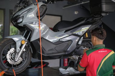 Segamat, Malezya - 3. Şube, 2024: Segamat 'ta bir motosikleti tamir eden tamirci.