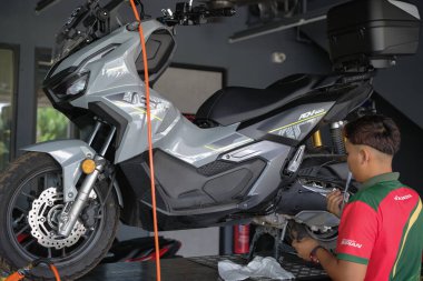 Segamat, Malezya - 3. Şube, 2024: Segamat 'ta bir motosikleti tamir eden tamirci.