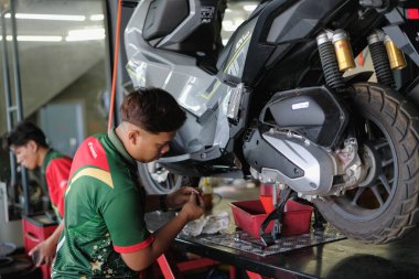 Segamat, Malezya - 3. Şube, 2024: Segamat 'ta bir motosikleti tamir eden tamirci.