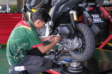 Segamat, Malezya - 3. Şube, 2024: Segamat 'ta bir motosikleti tamir eden tamirci.
