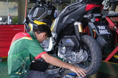 Segamat, Malezya - 3. Şube, 2024: Segamat 'ta bir motosikleti tamir eden tamirci.